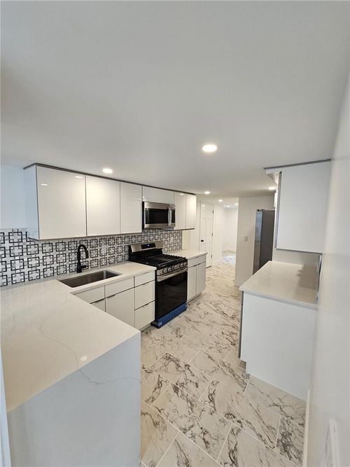 apt-1st-227 Saw Mill River Rd, Millwood, NY, 10546-1157 | Card Image