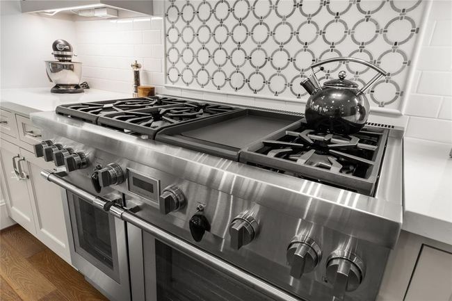 Thermador 6-burner gas range w/ griddle. | Image 24