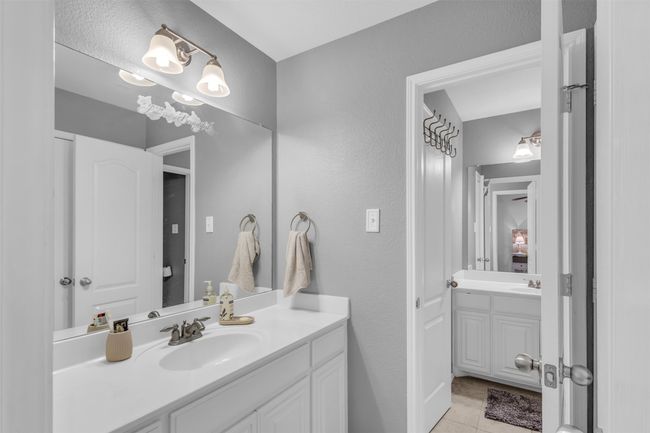 Jack-n-Jill Bathroom Upstairs | Image 27