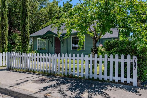 707 Sw G St, Grants Pass, OR, 97526-2521 | Card Image