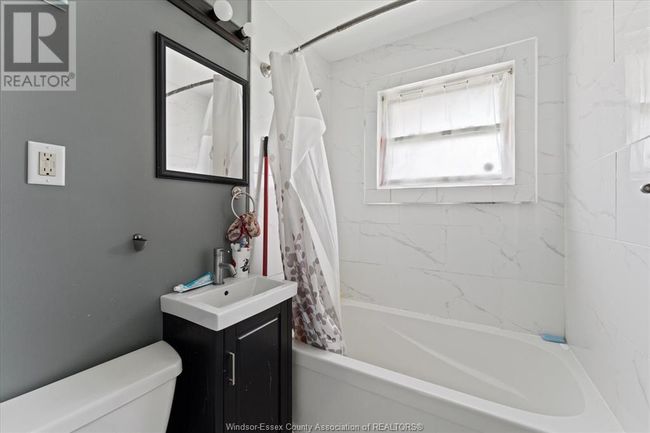 1033 Harrison Ave, House other with 3 bedrooms, 2 bathrooms and null parking in Windsor ON | Image 14