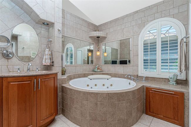 Relax in this fabulous jacuzzi! | Image 41