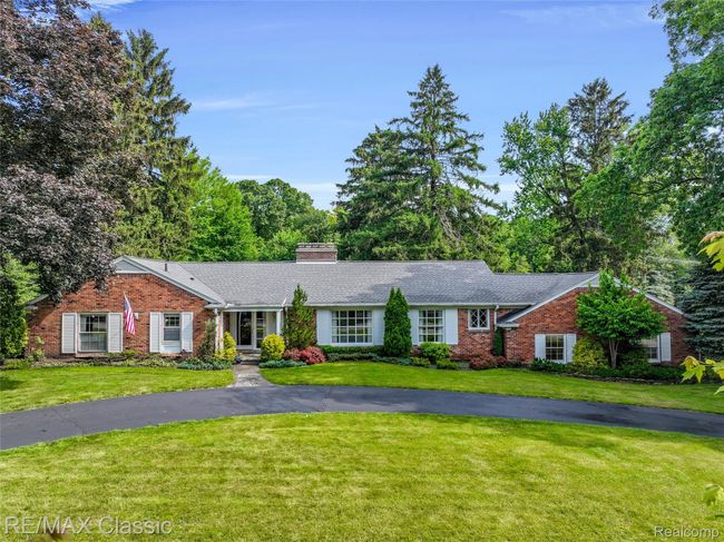 Large circular driveway | Image 30