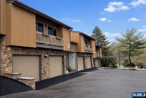 10 Larkin Cir, West Orange, NJ, 07052-1123 | Card Image