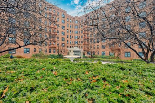 506-84-01 Main St, Briarwood, NY, 11435 | Card Image