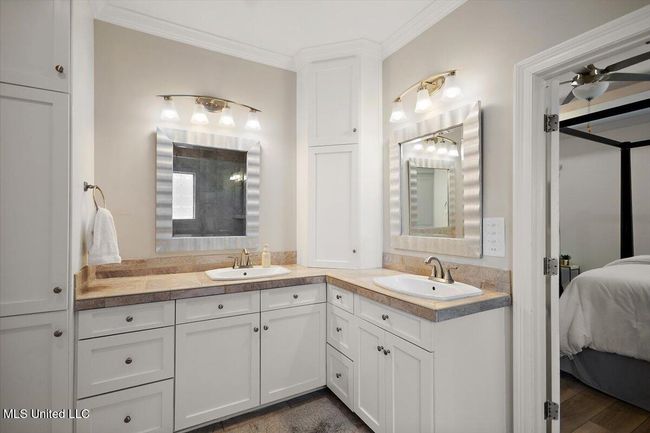 311 master bathroom | Image 25