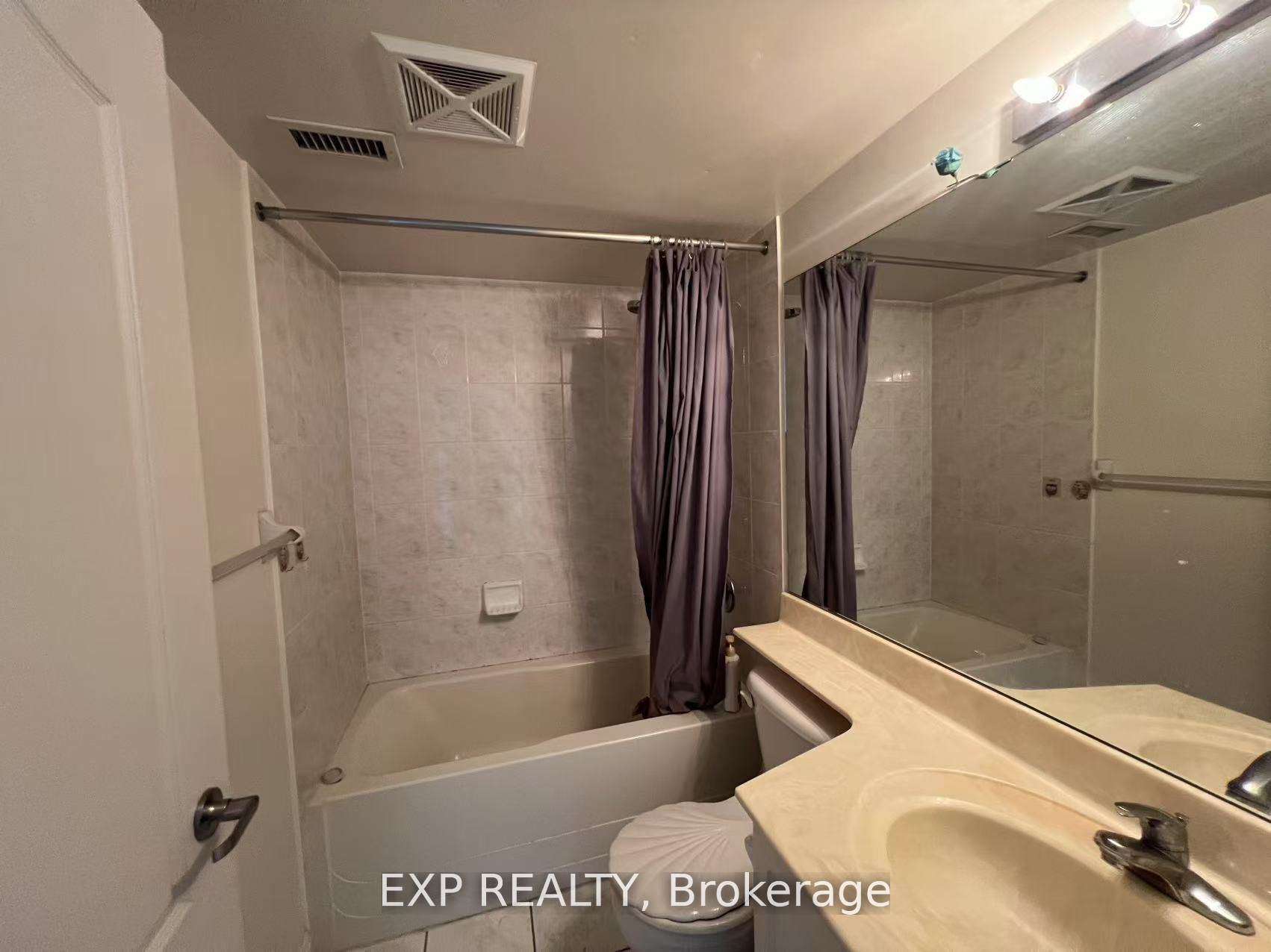 Residential Lease in Toronto E09 2