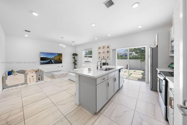 837 Se 16 Th Ct, Townhouse with 3 bedrooms, 3 bathrooms and null parking in Homestead FL | Image 6