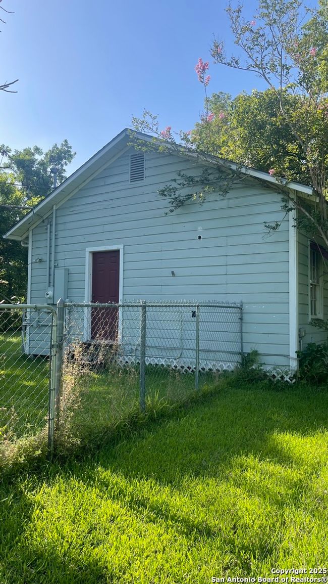 332 S Arcola St, House other with 3 bedrooms, 1 bathrooms and null parking in ANGLETON TX | Image 5