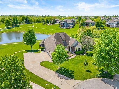 8070 Green Glades Ct, Parkville, MO, 64152-4857 | Card Image