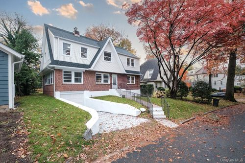 4 Pinebrook Dr, Larchmont, NY, 10538-2611 | Card Image