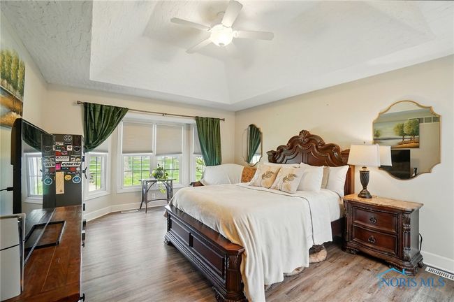 Newer vinyl floors | Image 26