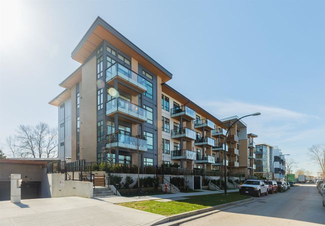 212 - 300 Salter Street, Condo with 2 bedrooms, 2 bathrooms and 1 parking in New Westminster BC | Image 2