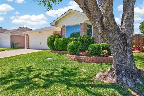 5700 Alicante Dr, Arlington, TX, 76017-1994 | Card Image