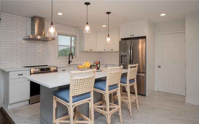 1560 W Main Rd, Home with 3 bedrooms, 1 bathrooms and 4 parking in Middletown RI | Image 11