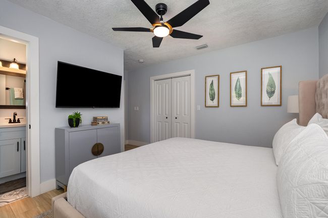 Primary Bedroom with En-Suite Bathroom | Image 19