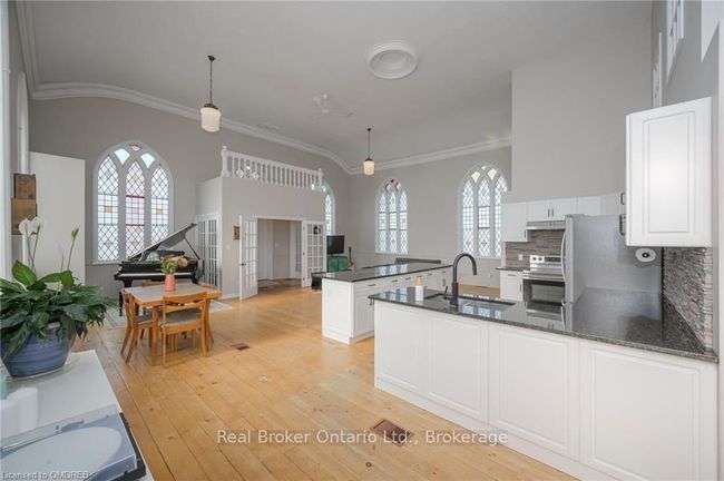 3318 Dundas St, House other with 3 bedrooms, 2 bathrooms and 6 parking in Burlington ON | Image 9