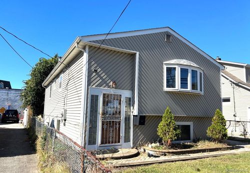 11 Mount Ave, Freeport, NY, 11520-2825 | Card Image