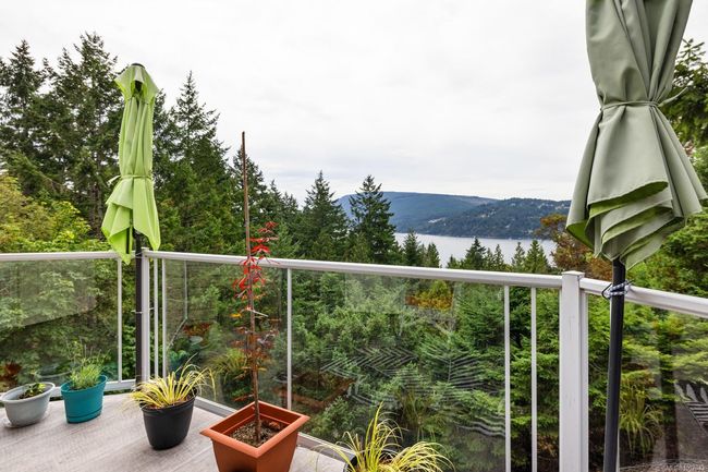 deck off of kitchen | Image 30