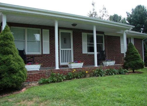 21246 Lake Rd, Abingdon, VA, 24211-5506 | Card Image