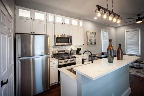 1613 Hickory St, Houston, TX, 77007-4129 | Card Image