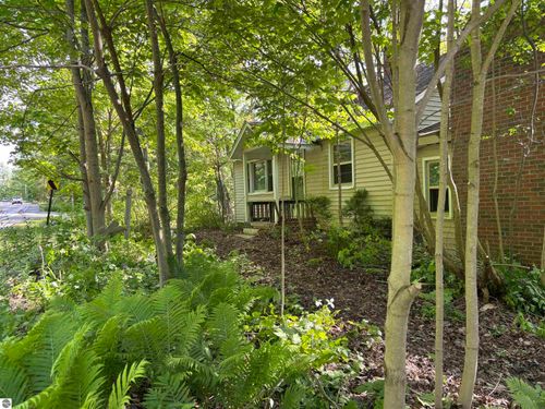 5962 Lake Leelanau Dr, Traverse City, MI, 49684-9541 | Card Image