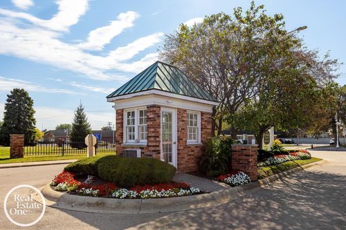 443 Riviera Dr, Saint Clair Shores, MI, 48080-3015 | Card Image