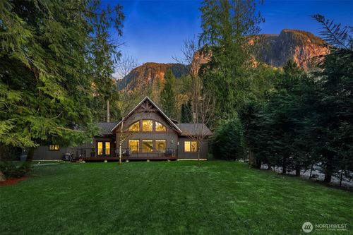 7315 Moon Valley Rd Se, North Bend, WA, 98045-9147 | Card Image