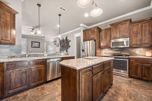 527 Avenue T, Shallowater, TX, 79363-1200 | Card Image