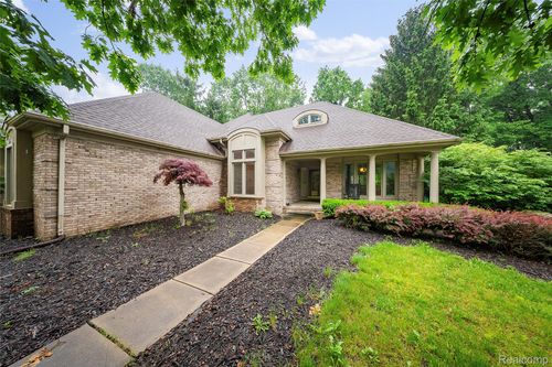 8487 Sherwood Dr, Grosse Ile, MI, 48138-3003 | Card Image