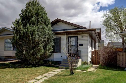 16 Martingrove Mews Ne, Calgary, AB, T3J2S9 | Card Image