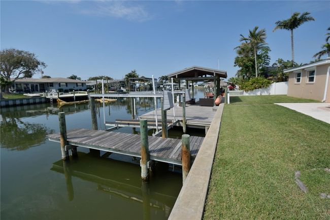 Boat lift and dock | Image 19