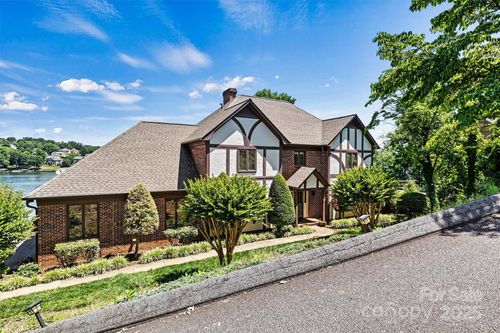 476 44th Avenue Dr Nw, Hickory, NC, 28601-9017 | Card Image