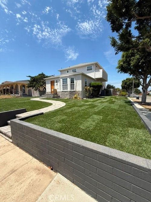 2401 W 78th St, Inglewood, CA, 90305-1119 | Card Image