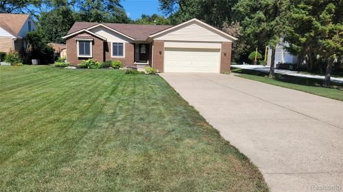 11027 Russell St, Utica, MI, 48317-5819 | Card Image