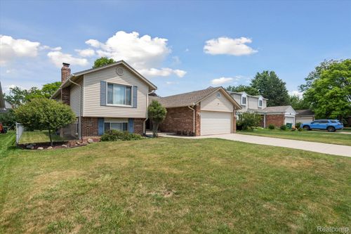 18333 Ash Creek Dr, Macomb, MI, 48044-4106 | Card Image