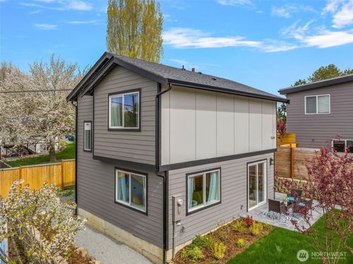 b-1040 S Director St, Seattle, WA, 98108-4701 | Card Image
