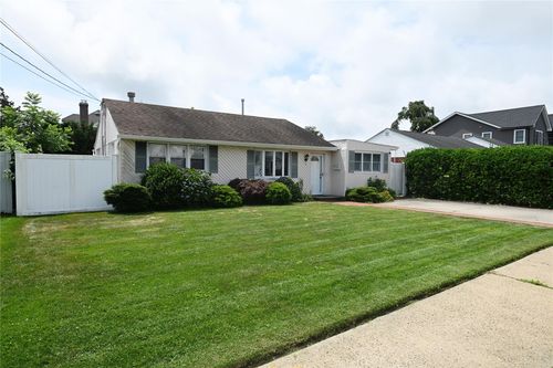 76 Conneticut Avenue, Oyster Bay, NY, 11758 | Card Image