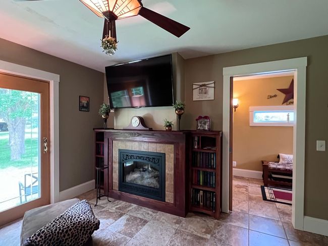 Main floor family room | Image 13
