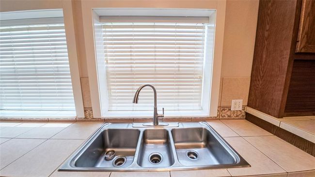 1212 W North St, House other with 3 bedrooms, 3 bathrooms and 2 parking in Louise TX | Image 9