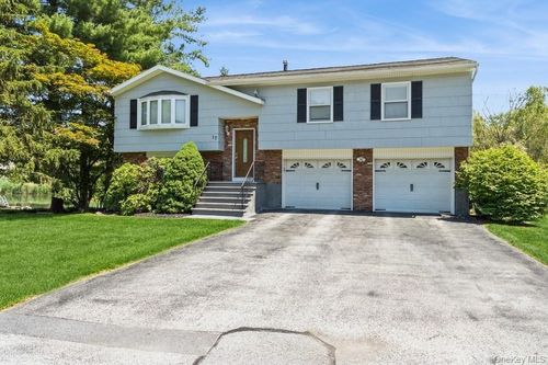 17 Applesauce Ln, Wappingers Falls, NY, 12590-3815 | Card Image