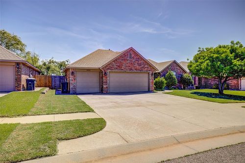 1800 Ne 32nd St, Moore, OK, 73160-0632 | Card Image