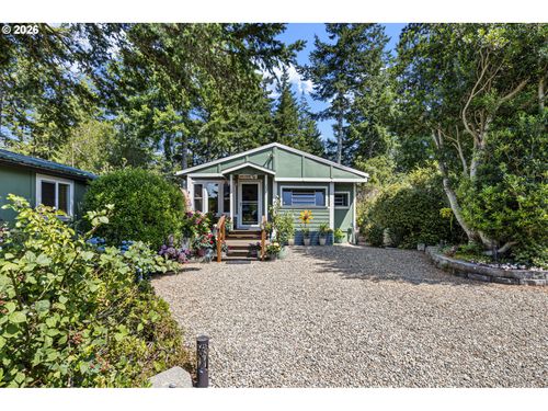 252 Outer Dr, Florence, OR, 97439-8777 | Card Image