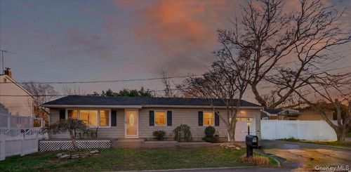2 Pike St, East Patchogue, NY, 11772-6122 | Card Image