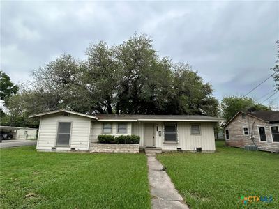 1311 E Park Avenue, House other with 3 bedrooms, 2 bathrooms and null parking in Victoria TX | Image 1