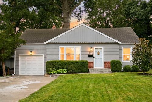 2001 W 73rd St, Prairie Village, KS, 66208-3403 | Card Image