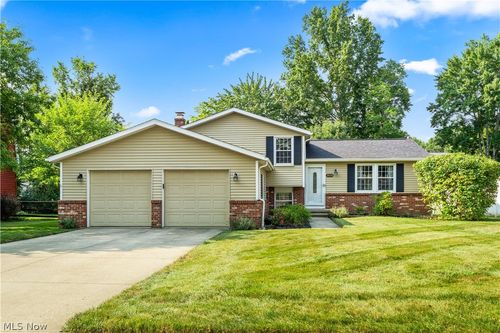 2668 Serra Vista Dr, Stow, OH, 44224-1614 | Card Image