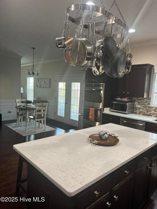 Large island with quart countertops | Image 6