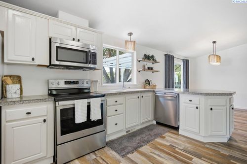316 9th St, Benton City, WA, 99320-8827 | Card Image