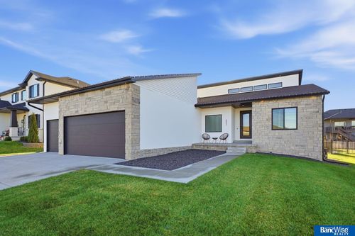 6801 Monarch Dr, Lincoln, NE, 68516-6421 | Card Image